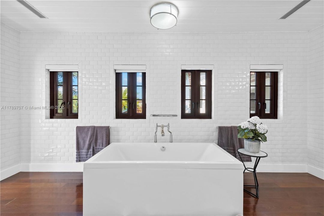 出租: $70,000 (10 贝兹, 9 浴室, 8573 平方英尺)