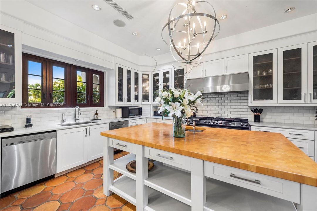 出租: $70,000 (10 贝兹, 9 浴室, 8573 平方英尺)