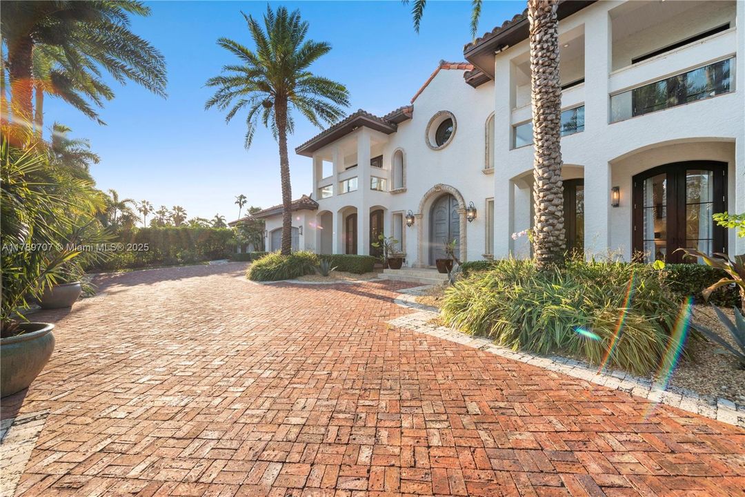 出租: $70,000 (10 贝兹, 9 浴室, 8573 平方英尺)