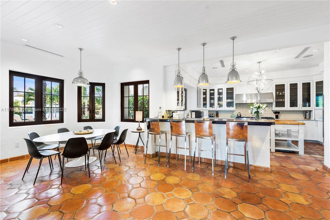 出租: $70,000 (10 贝兹, 9 浴室, 8573 平方英尺)