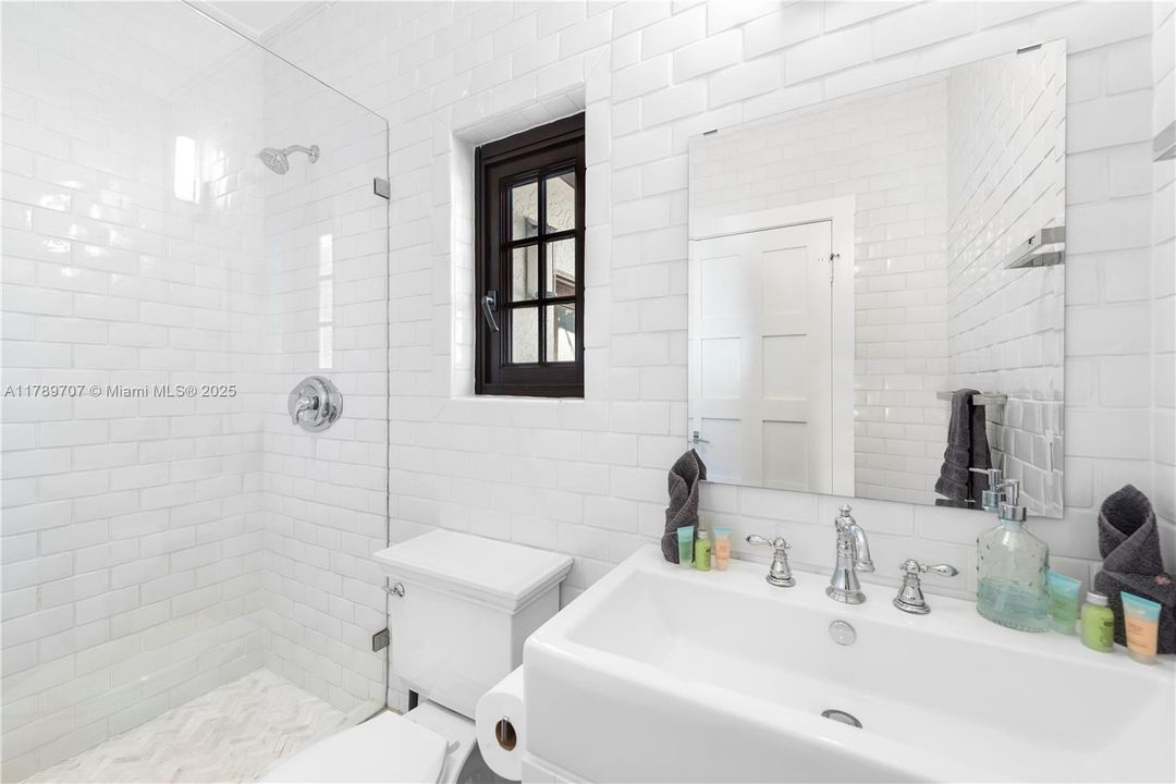 出租: $70,000 (10 贝兹, 9 浴室, 8573 平方英尺)