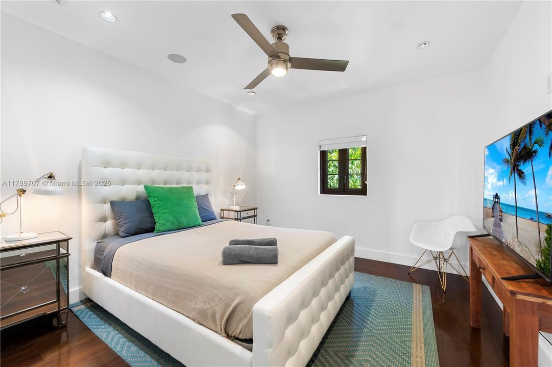 出租: $70,000 (10 贝兹, 9 浴室, 8573 平方英尺)