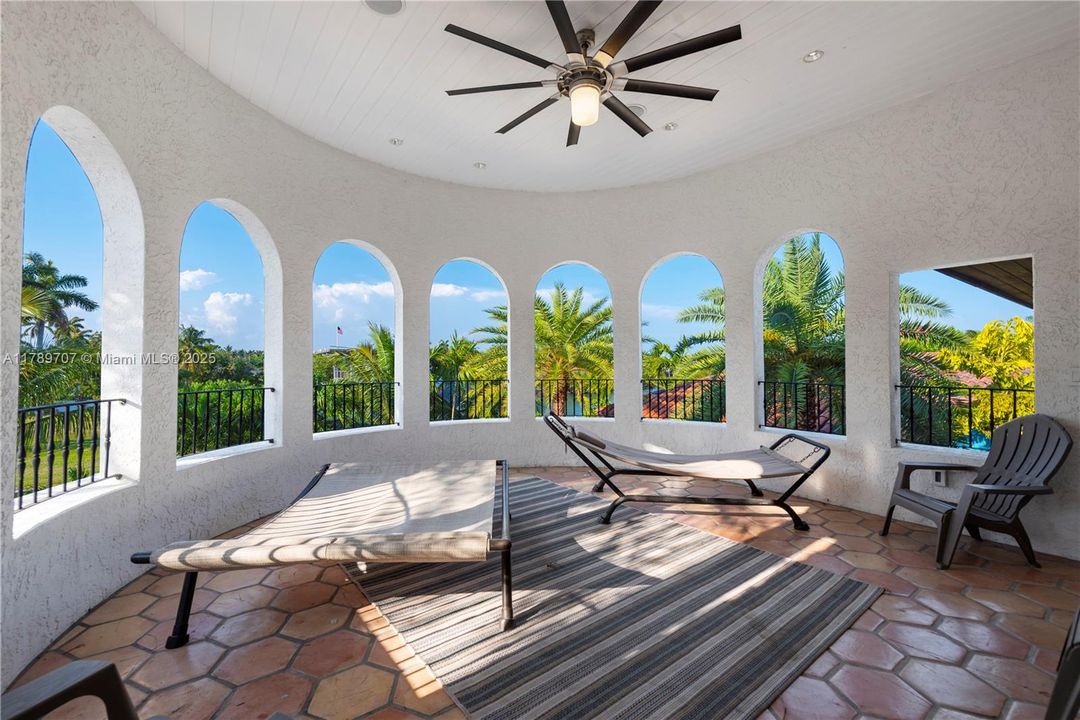 出租: $70,000 (10 贝兹, 9 浴室, 8573 平方英尺)