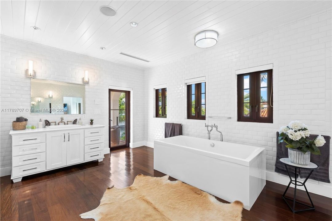 出租: $70,000 (10 贝兹, 9 浴室, 8573 平方英尺)