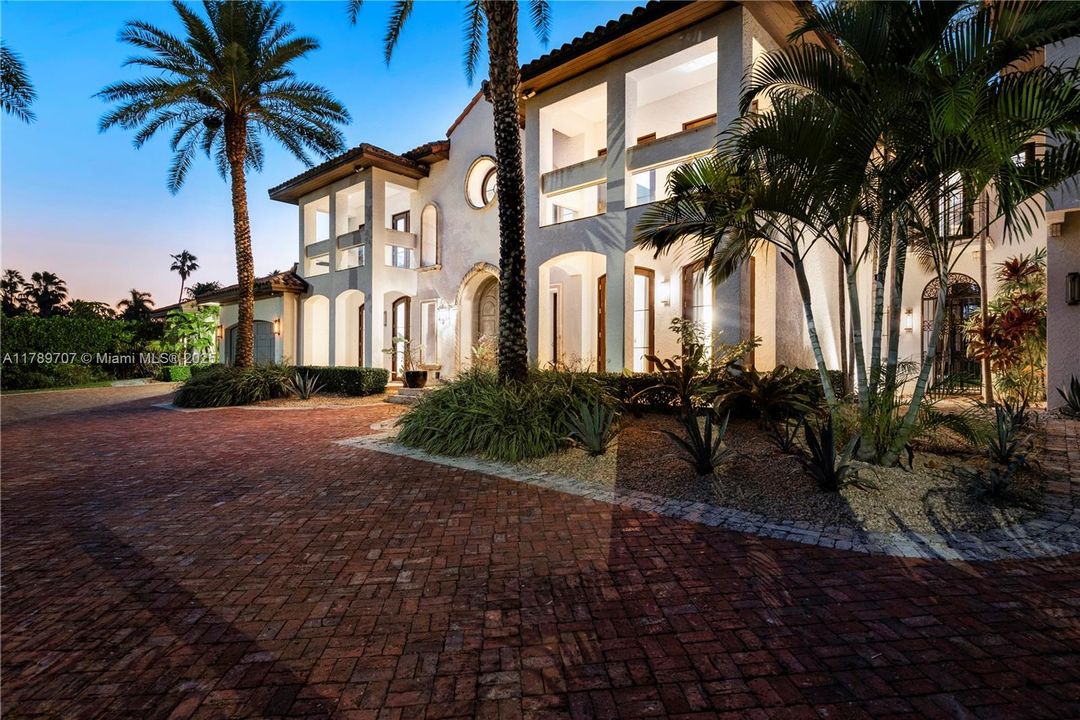 出租: $70,000 (10 贝兹, 9 浴室, 8573 平方英尺)