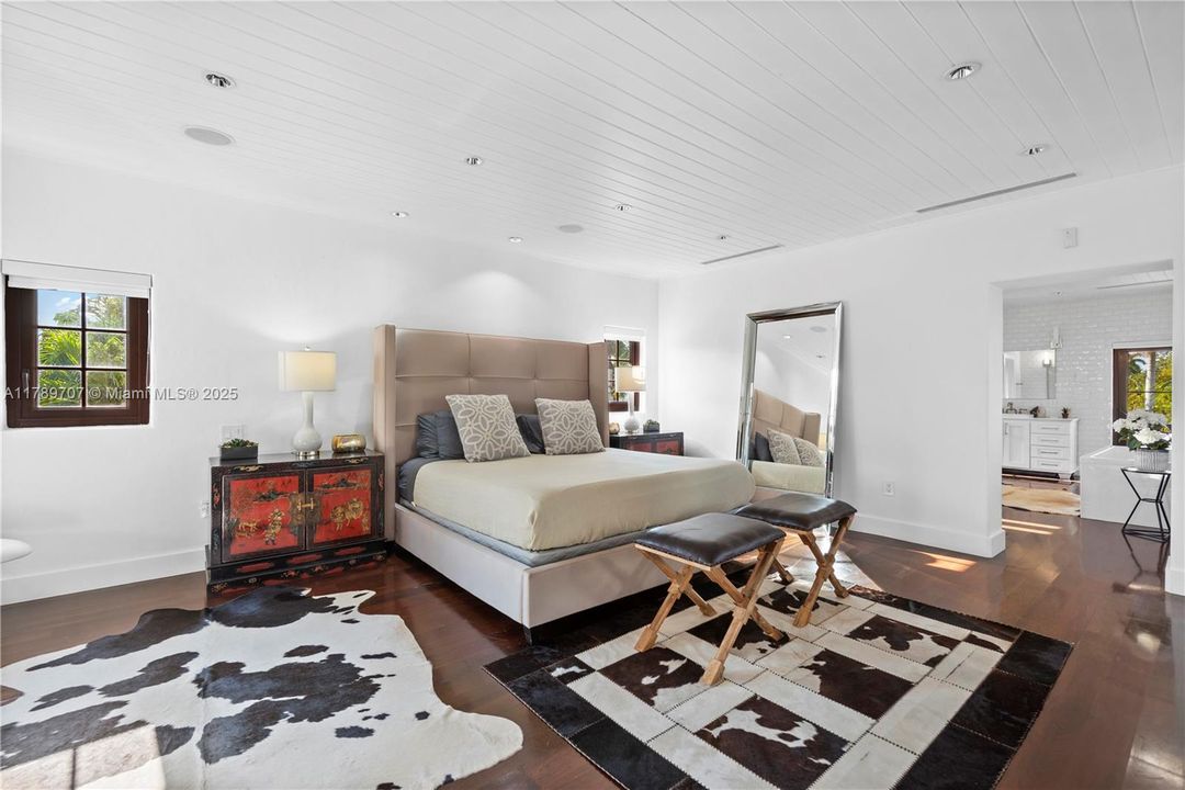 出租: $70,000 (10 贝兹, 9 浴室, 8573 平方英尺)