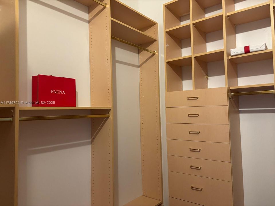 Под контрактом: $1,590,000 (4 спален, 3 ванн, 0 Квадратных фут)