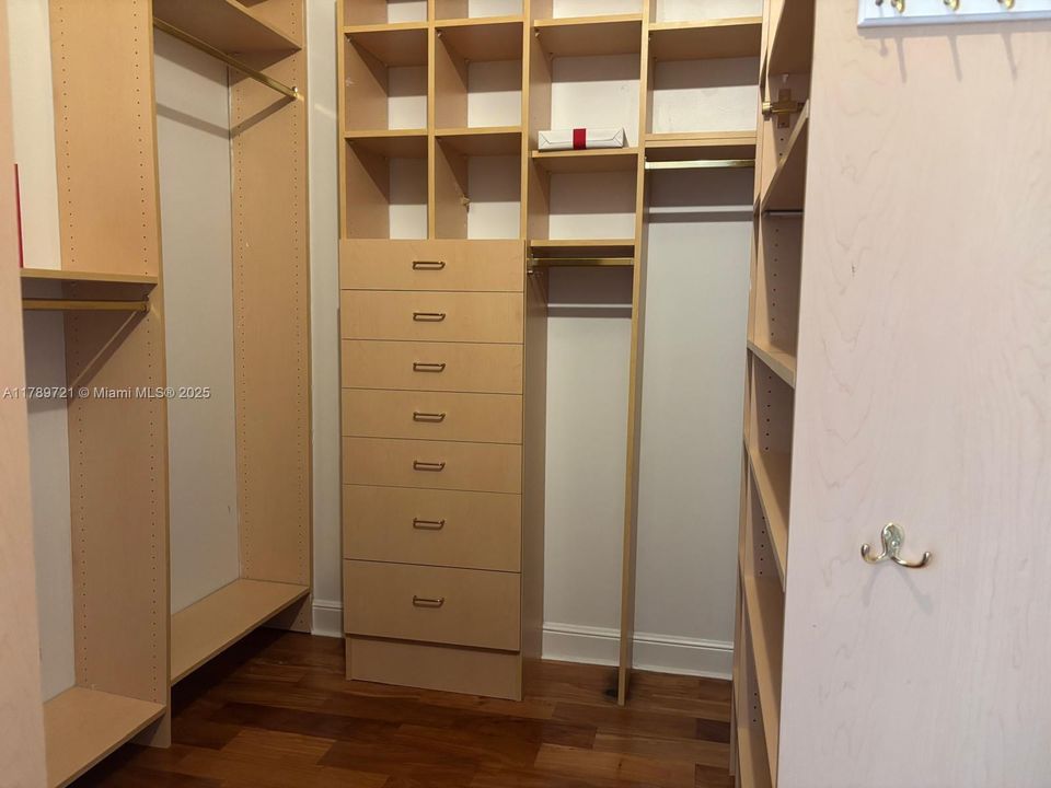 Под контрактом: $1,590,000 (4 спален, 3 ванн, 0 Квадратных фут)