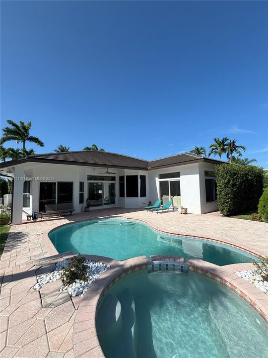 Под контрактом: $1,590,000 (4 спален, 3 ванн, 0 Квадратных фут)