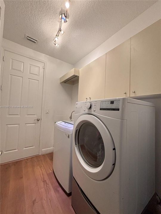 Под контрактом: $1,590,000 (4 спален, 3 ванн, 0 Квадратных фут)