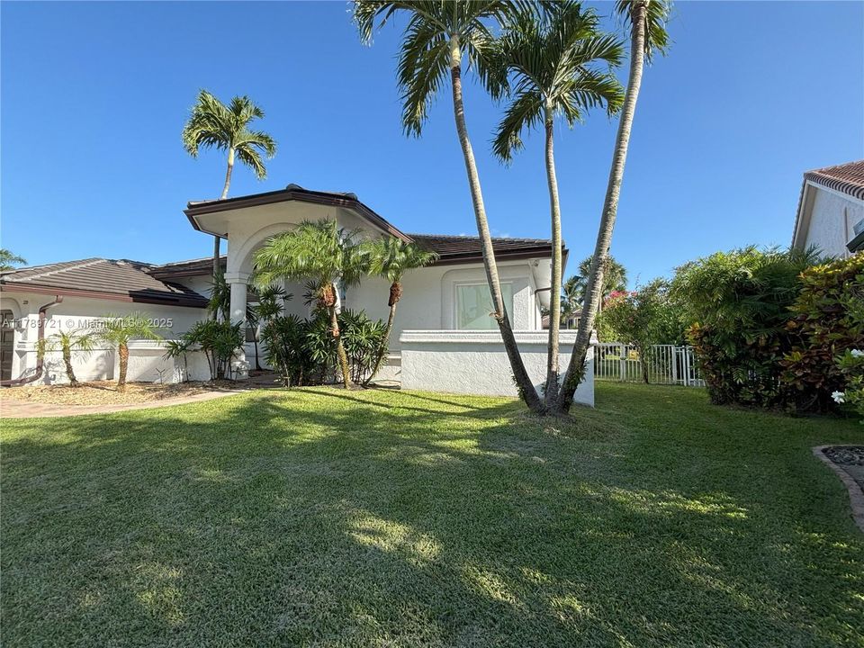 Под контрактом: $1,590,000 (4 спален, 3 ванн, 0 Квадратных фут)