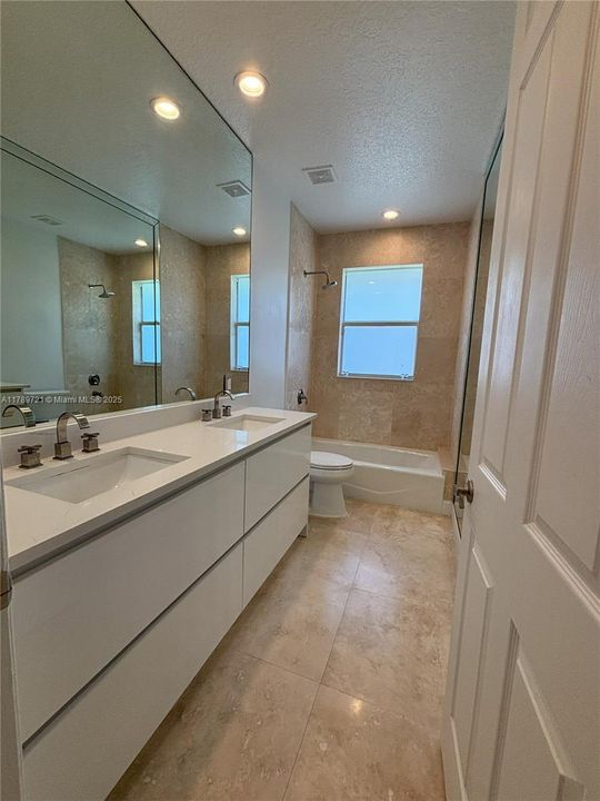 Под контрактом: $1,590,000 (4 спален, 3 ванн, 0 Квадратных фут)