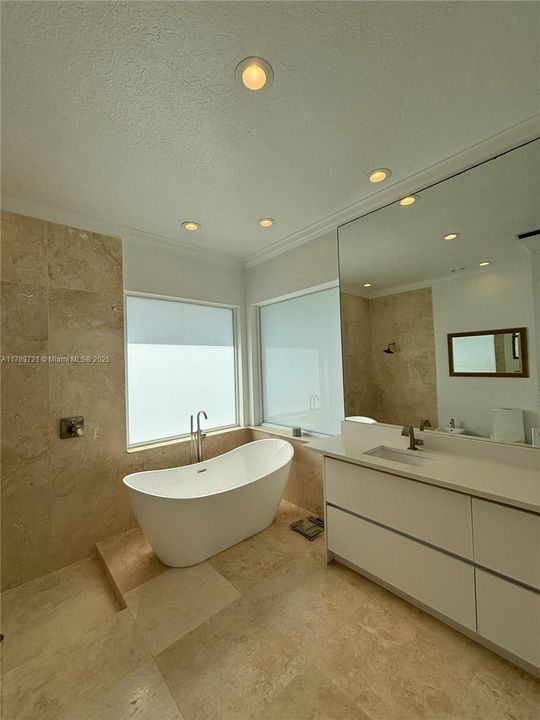 Под контрактом: $1,590,000 (4 спален, 3 ванн, 0 Квадратных фут)