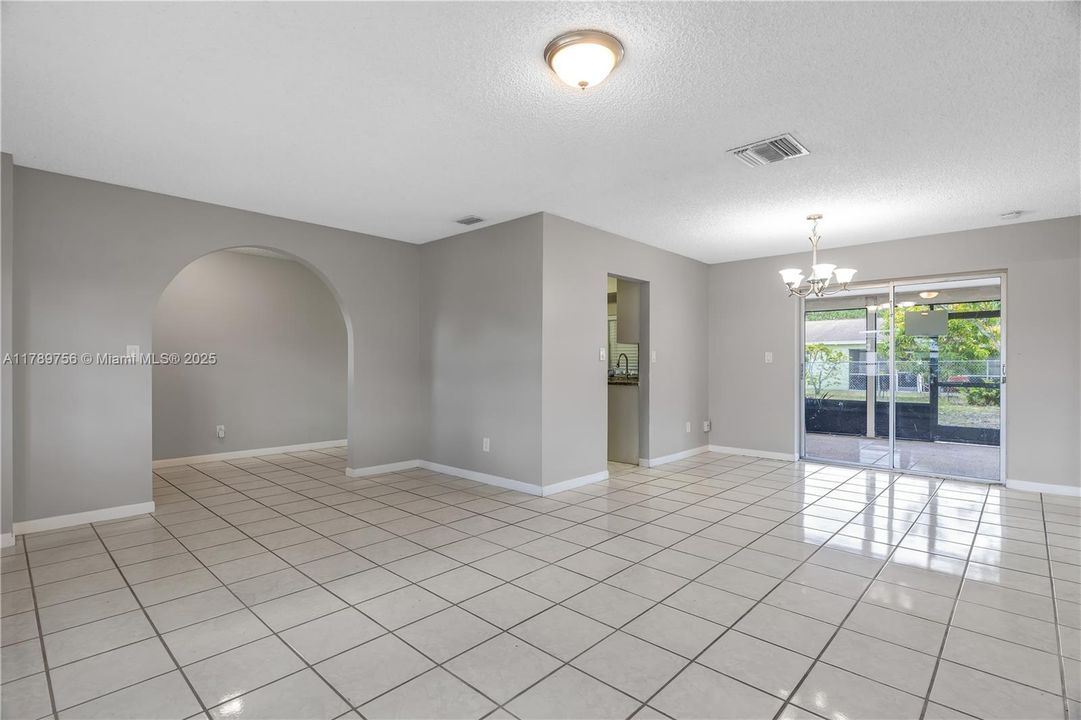 Recientemente alquilado: $3,000 (4 camas, 2 baños, 1616 Pies cuadrados)