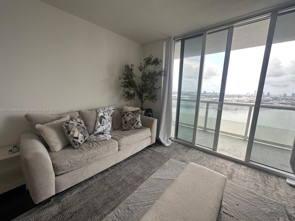 На продажу: $850,000 (2 спален, 2 ванн, 1357 Квадратных фут)