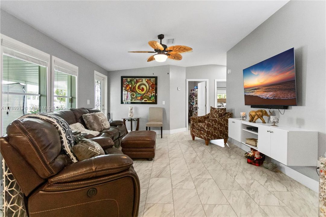 For Sale: $345,000 (3 beds, 3 baths, 1512 Square Feet)