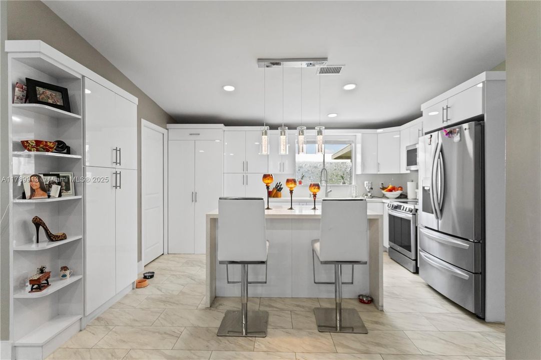 For Sale: $345,000 (3 beds, 3 baths, 1512 Square Feet)