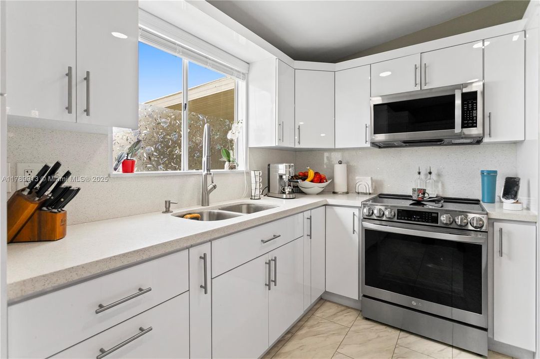 For Sale: $345,000 (3 beds, 3 baths, 1512 Square Feet)