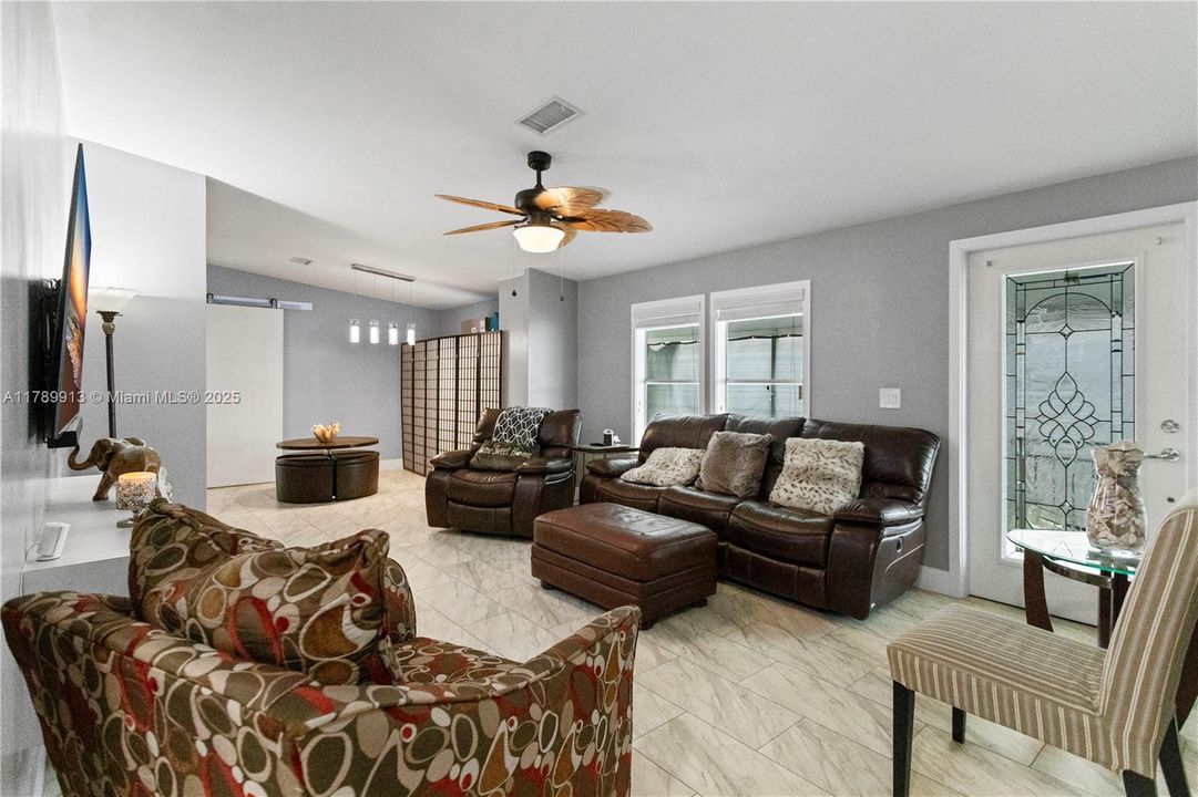 For Sale: $345,000 (3 beds, 3 baths, 1512 Square Feet)