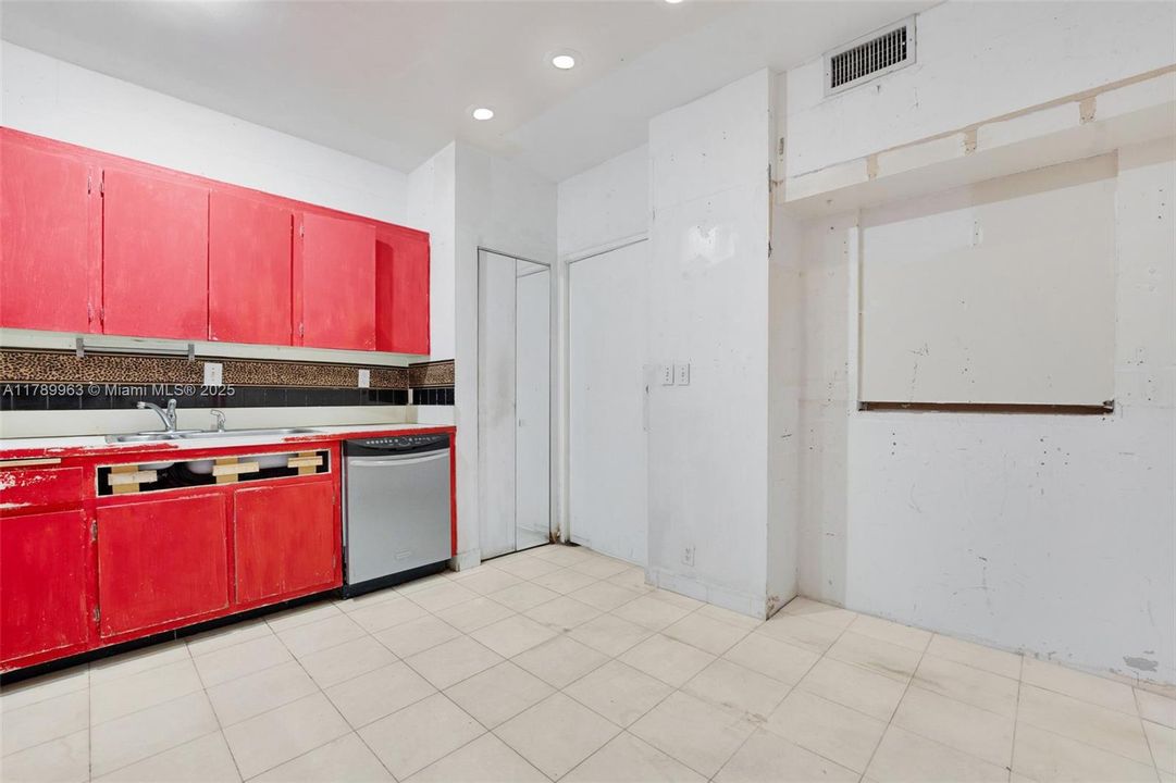 最近售出: $900,000 (2 贝兹, 2 浴室, 1547 平方英尺)