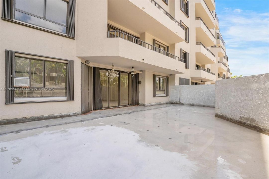 最近售出: $900,000 (2 贝兹, 2 浴室, 1547 平方英尺)