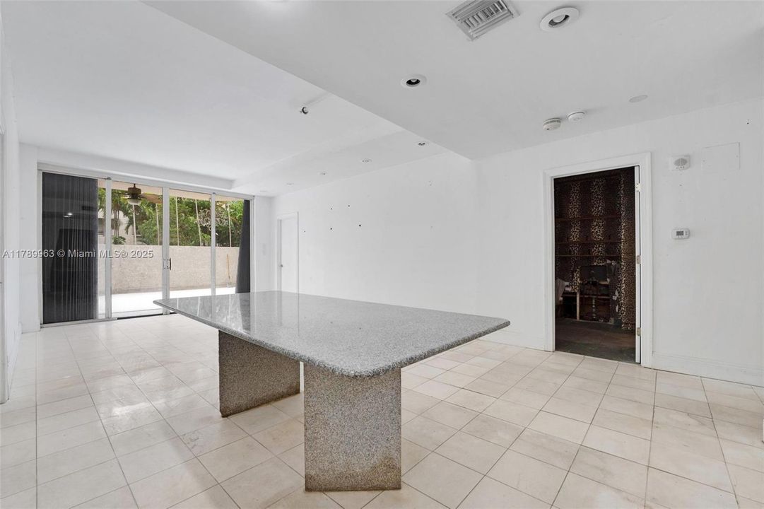 最近售出: $900,000 (2 贝兹, 2 浴室, 1547 平方英尺)