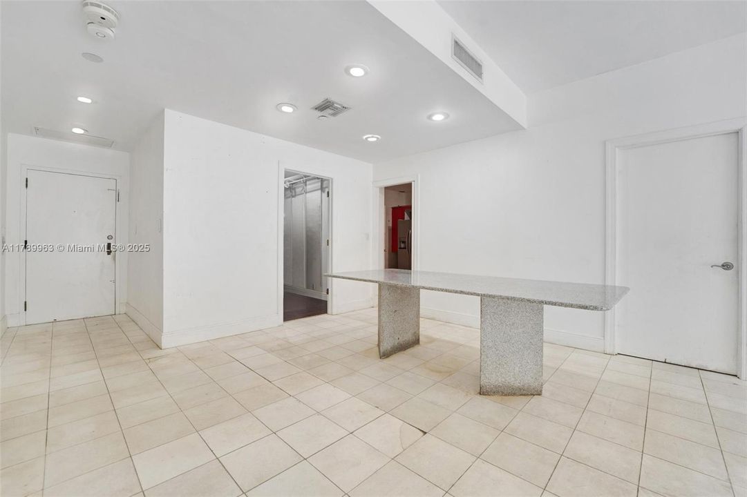 最近售出: $900,000 (2 贝兹, 2 浴室, 1547 平方英尺)