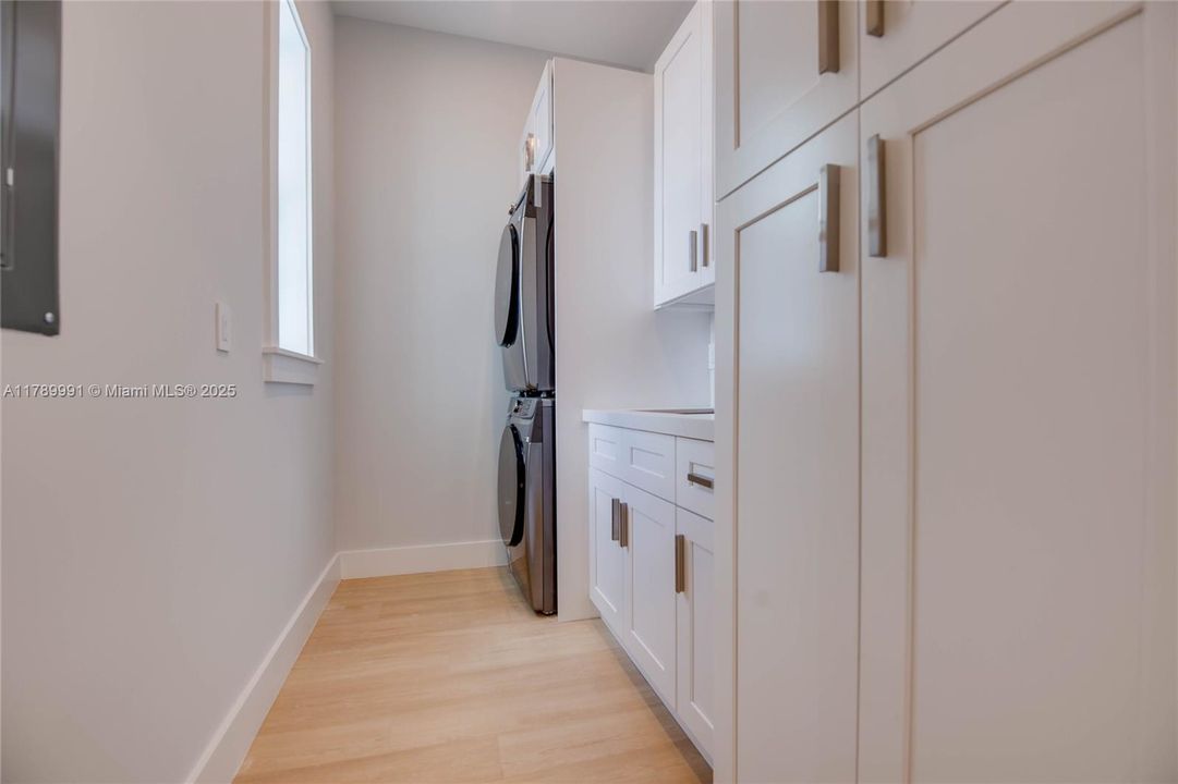 For Sale: $2,950,000 (5 beds, 4 baths, 3011 Square Feet)