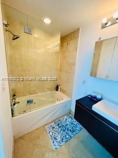 Recently Rented: $4,500 (1 beds, 1 baths, 818 Square Feet)