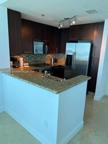 Recently Rented: $4,500 (1 beds, 1 baths, 818 Square Feet)