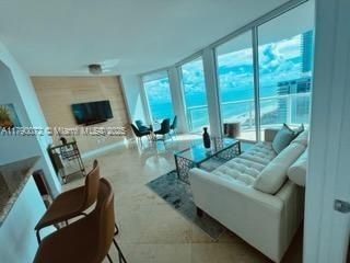 Recently Rented: $4,500 (1 beds, 1 baths, 818 Square Feet)