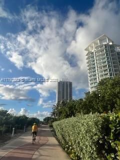 Recently Rented: $4,500 (1 beds, 1 baths, 818 Square Feet)