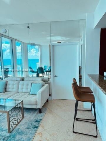 Recently Rented: $4,500 (1 beds, 1 baths, 818 Square Feet)