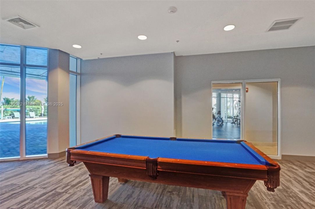 Recently Rented: $4,500 (1 beds, 1 baths, 818 Square Feet)