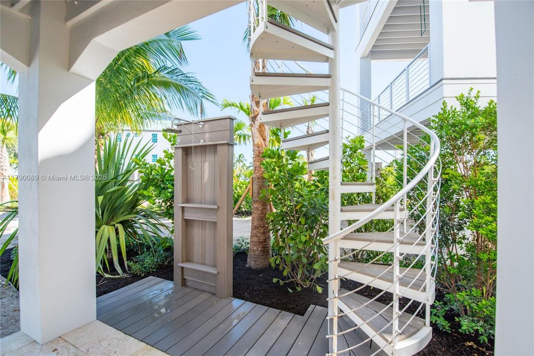 Vendido Recientemente: $3,300,000 (5 camas, 4 baños, 3011 Pies cuadrados)