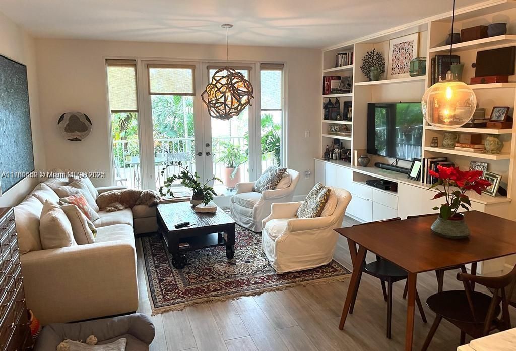 For Sale: $900,000 (1 beds, 2 baths, 983 Square Feet)
