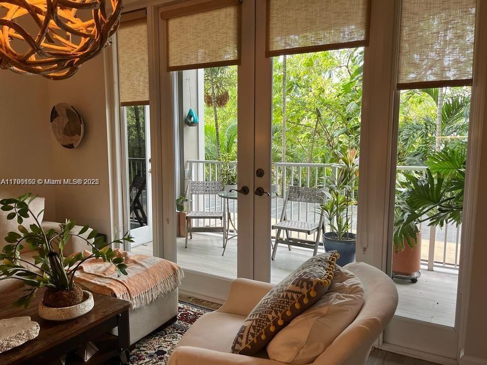 For Sale: $900,000 (1 beds, 2 baths, 983 Square Feet)
