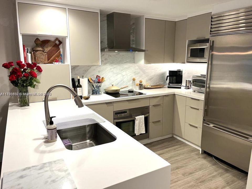 For Sale: $900,000 (1 beds, 2 baths, 983 Square Feet)
