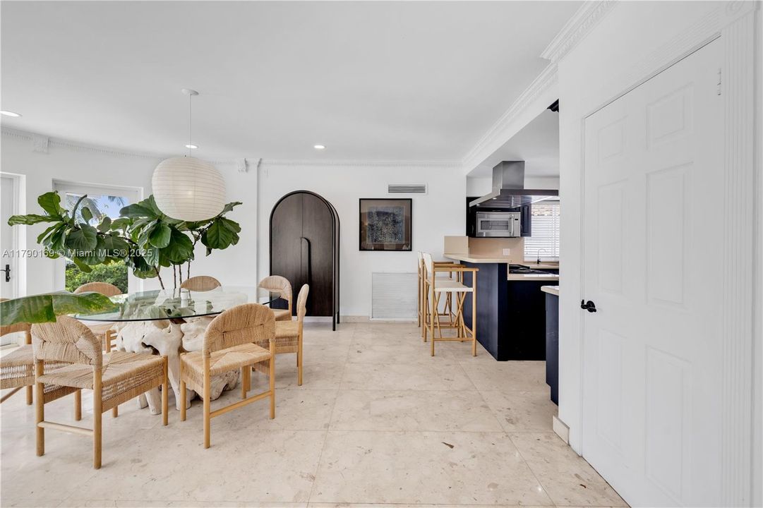 For Rent: $50,000 (6 beds, 4 baths, 4239 Square Feet)