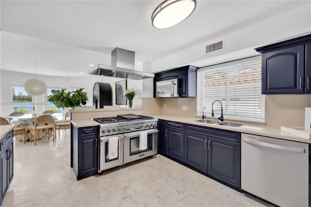 For Rent: $50,000 (6 beds, 4 baths, 4239 Square Feet)