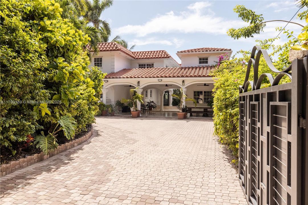 For Rent: $50,000 (6 beds, 4 baths, 4239 Square Feet)