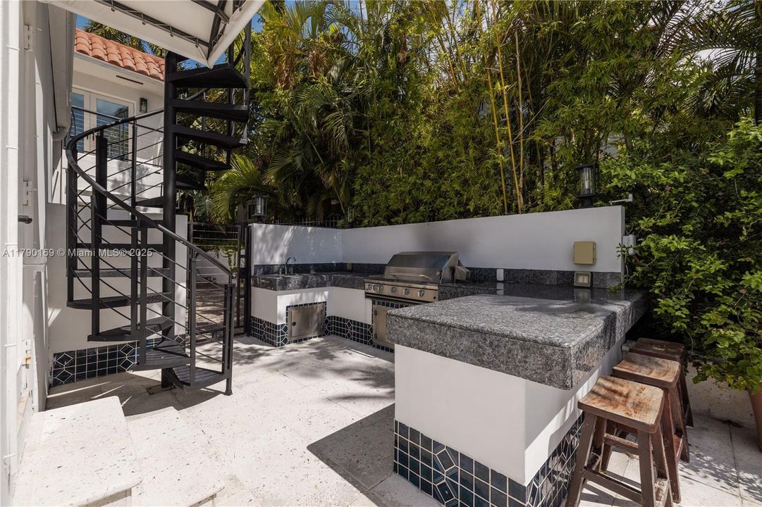 For Rent: $50,000 (6 beds, 4 baths, 4239 Square Feet)