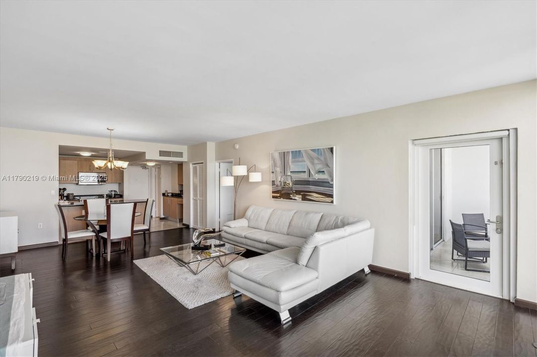 待售: $720,000 (1 贝兹, 1 浴室, 896 平方英尺)