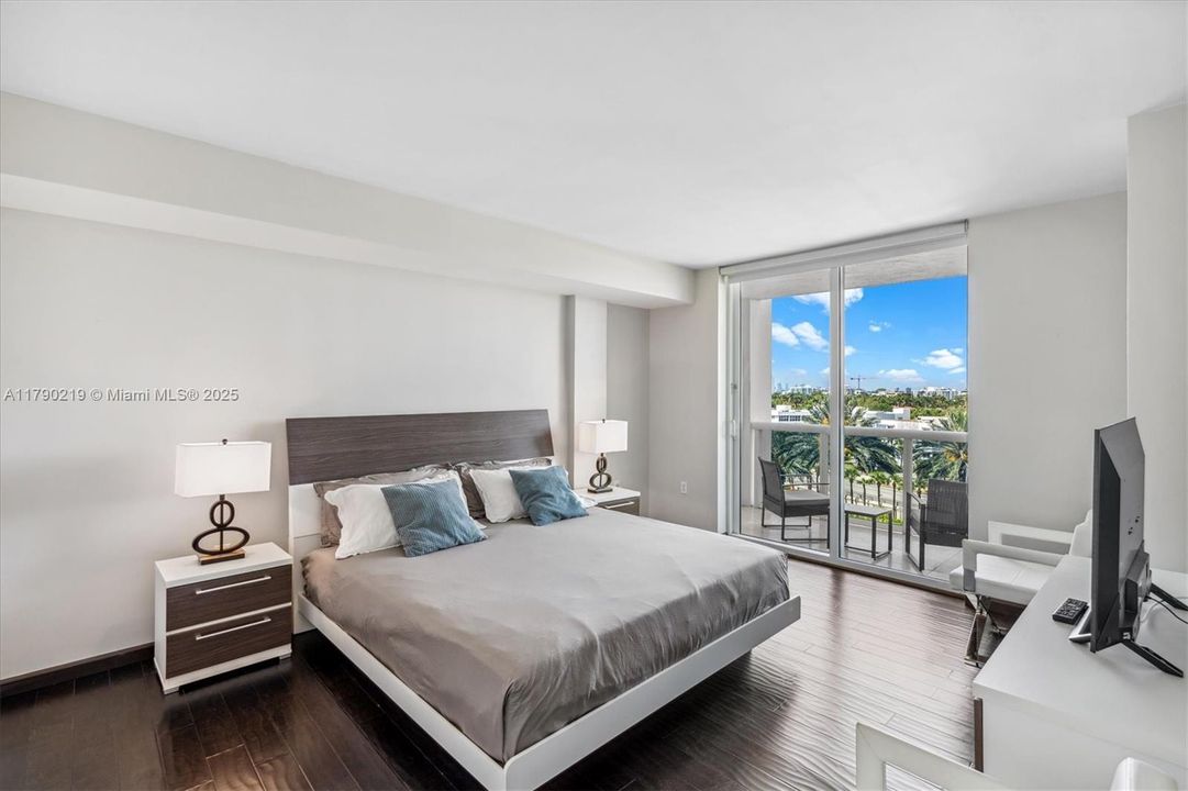 待售: $720,000 (1 贝兹, 1 浴室, 896 平方英尺)