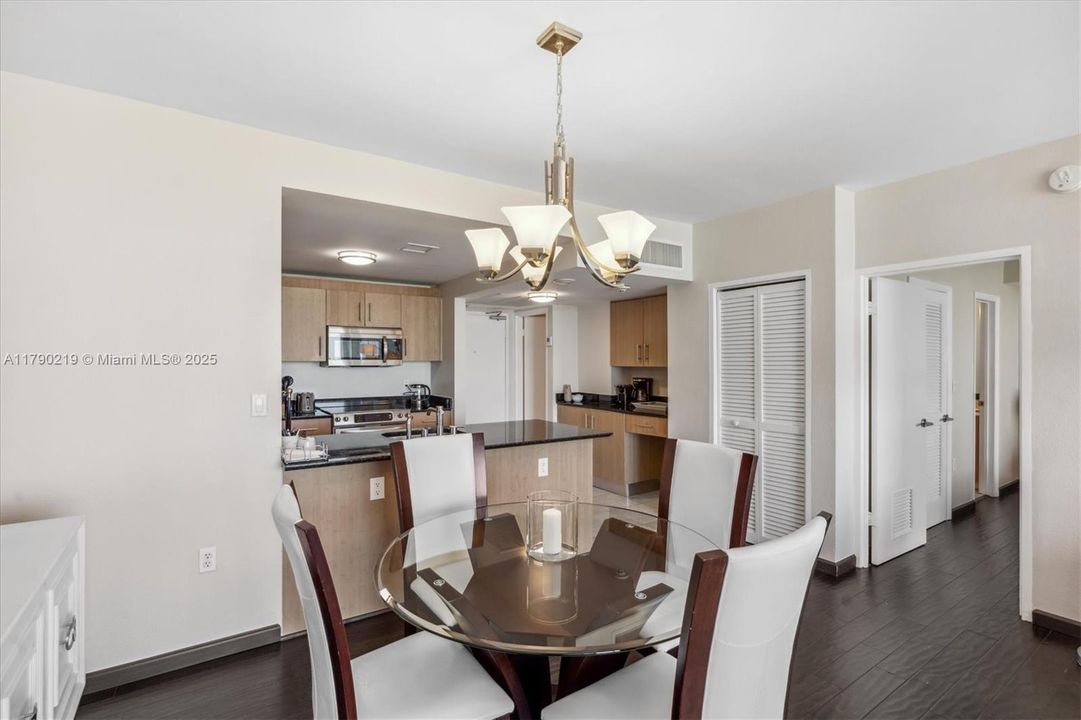 待售: $720,000 (1 贝兹, 1 浴室, 896 平方英尺)