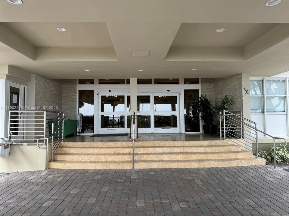 For Sale: $360,000 (1 beds, 1 baths, 700 Square Feet)