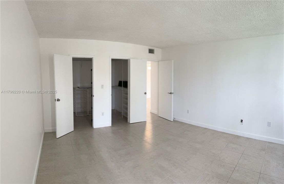For Sale: $360,000 (1 beds, 1 baths, 700 Square Feet)