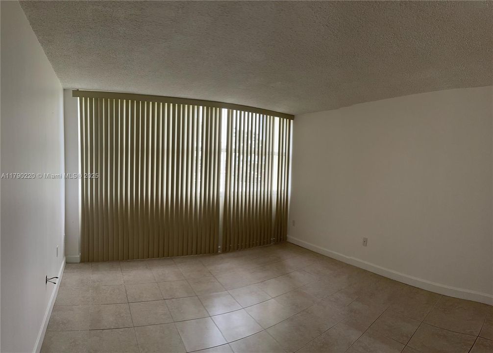 For Sale: $360,000 (1 beds, 1 baths, 700 Square Feet)