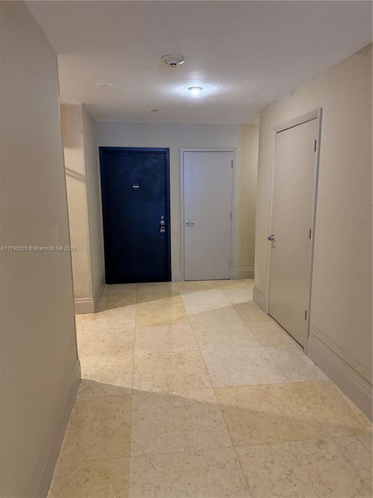 For Sale: $360,000 (1 beds, 1 baths, 700 Square Feet)