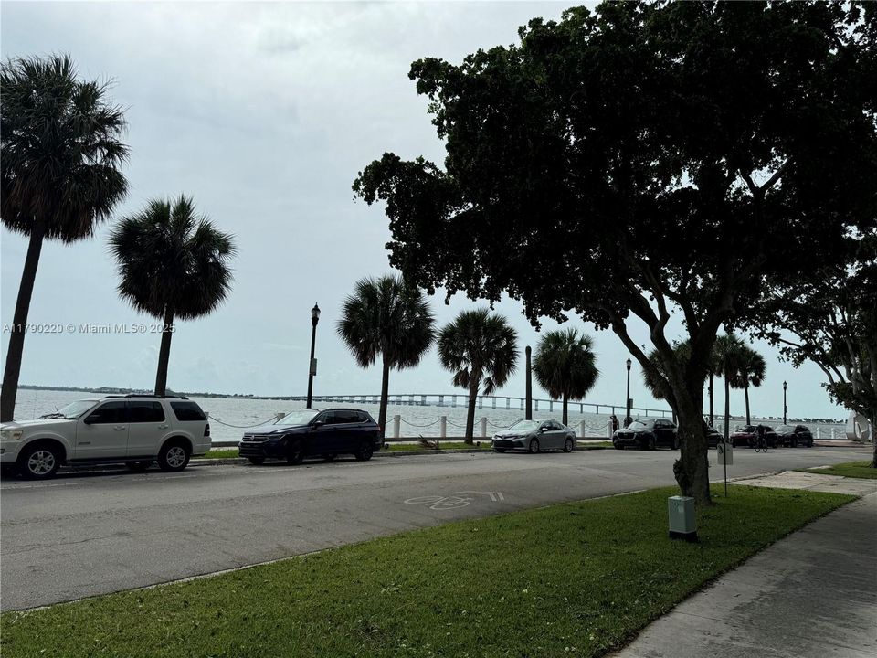 For Sale: $360,000 (1 beds, 1 baths, 700 Square Feet)